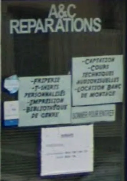 Devanture de l'atelier A&C Réparations : enseigne blanche sur la vitrine et panneaux des services affichés.